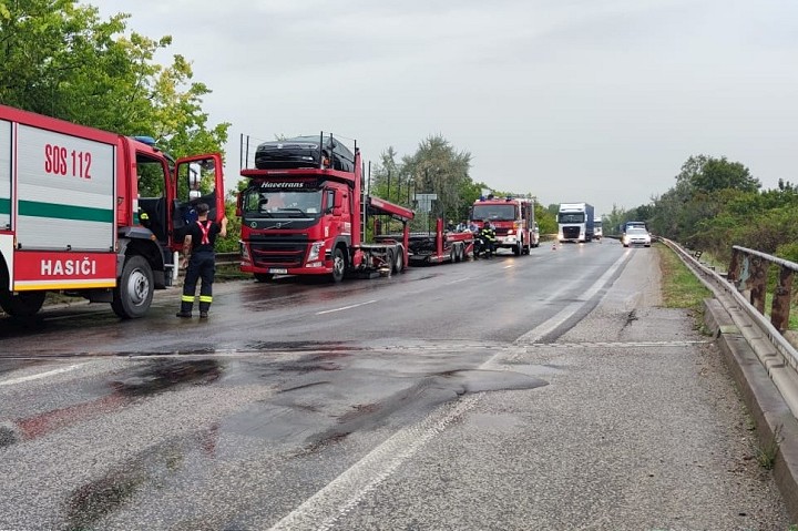 Nehoda na obchvate Trnavy: Na cestu sa vyliali stovky litrov nafty