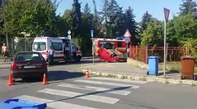 Mladý vodič nedal na Okružnej prednosť, Dacia skončila na streche