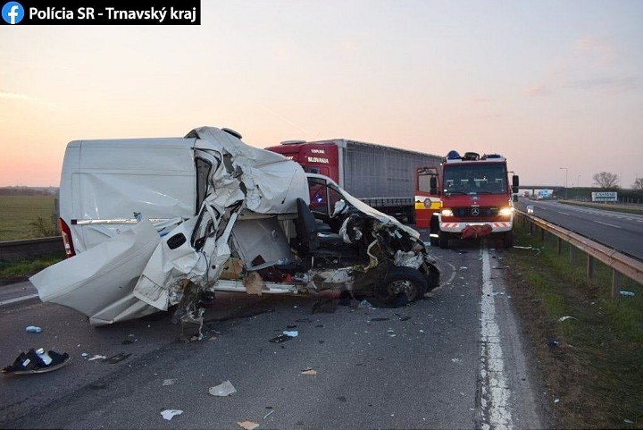 Hrozivá nehoda: Na rýchlostnej ceste neďaleko Trnavy havarovali tri automobily