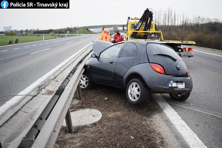 Nehoda na R1: Nemal vodičák, sadol do auta, nabúral a následne utiekol