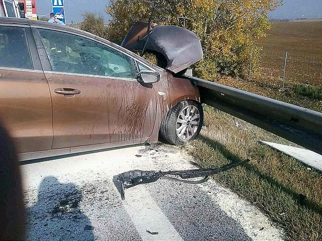 Nehoda na R1 pri Trnave: Auto po náraze začalo horieť