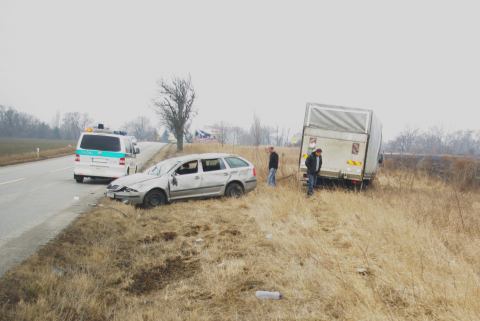 Na ružindolskej sa prevrátila Octavia, polícia hľadá svedkov
