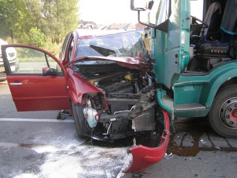 Nehoda pri Šulekove. Dvaja zranení. Citroen nemal proti Iveku šancu