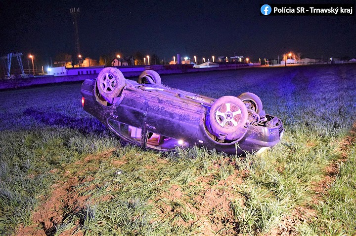 Opitá žena prevrátila auto na strechu, na Hlbokej nafúkal Ukrajinec