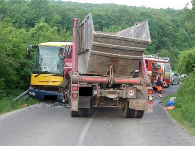 Vážna nehoda autobusu za Hlohovcom, zasahoval aj záchranársky vrtuľník