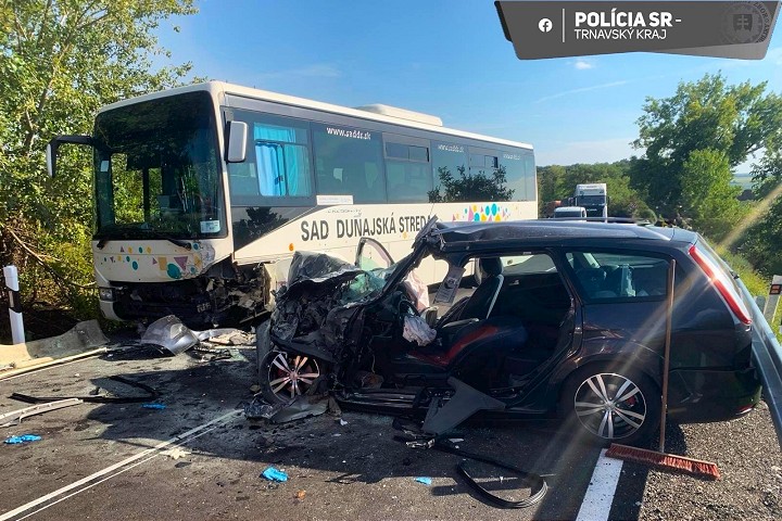 Nehoda pri Bojničkách: Po zrážke auta s autobusom zasahovali leteckí záchranári