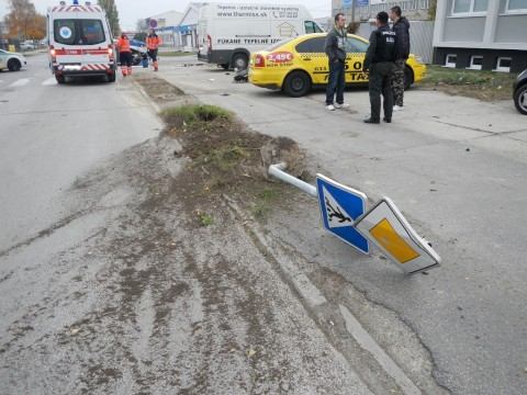 Vodička nedala prednosť inému autu, zahynul pritom chodec