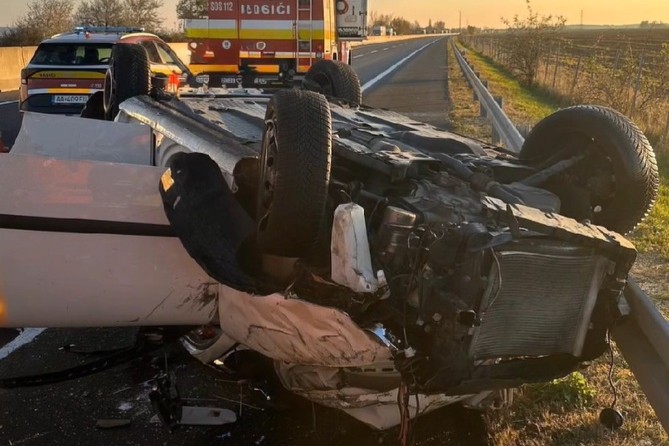 Polícia zverejnila video k tragickej nehode na diaľnici, auto sa prevrátilo