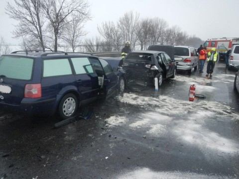 Premávku na diaľnici D1 zablokovali viaceré nehody