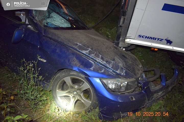 Na slovenskej diaľnici do Poliakov v osobnom aute narazil ukrajinský kamión