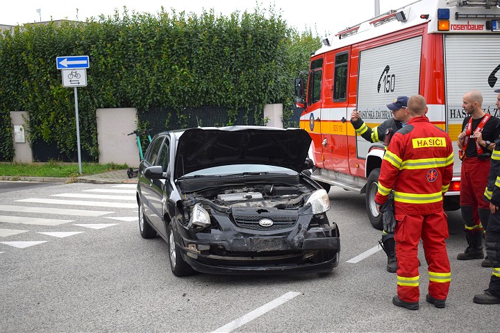 Na Peknom poli sa zrazili autá. Pozor na zmenu smeru jazdy v jednosmerkách!