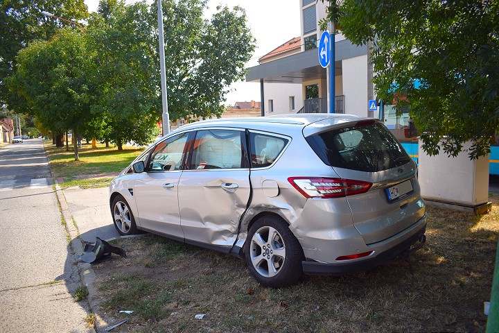 Pri kostole na Kopánke sa zrazili dve vozidlá, viezli sa v nich aj deti