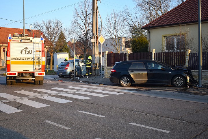 Nehoda na Kopánke: Jeden vodič má zranenia hlavy, druhé auto skončilo v plote