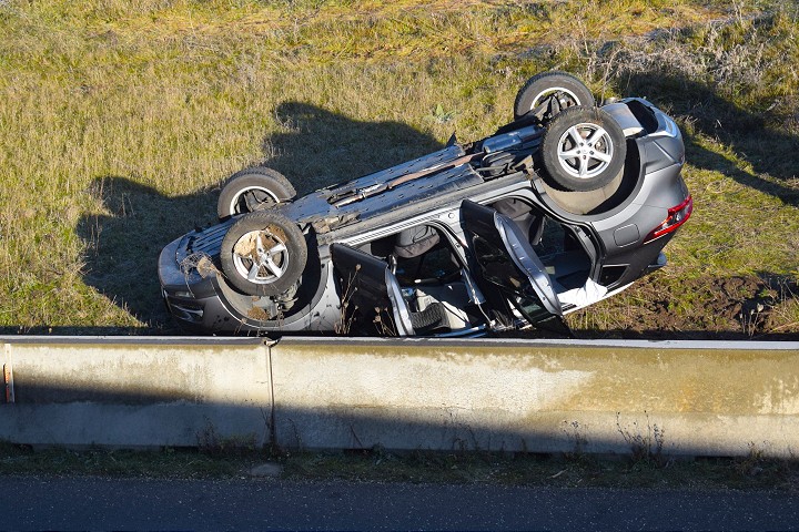 Nehoda na obchvate Trnavy: Auto po šmyku skončilo na streche