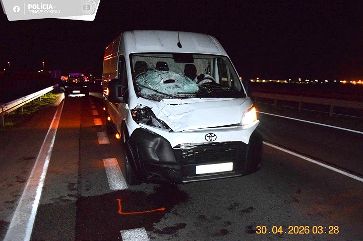 Tragická nehoda: Chodec išiel v noci po diaľnici, zrážku s dodávkou neprežil