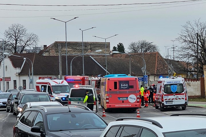 Tragická nehoda na Rybníkovej ulici: Osobné auto sa čelne zrazilo s autobusom