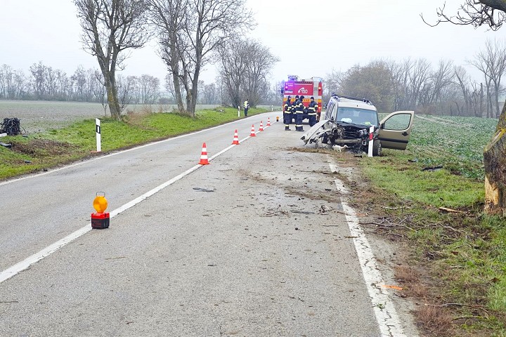 Vážna nehoda pri Špačinciach: Motor z auta odhodilo na opačnú stranu cesty