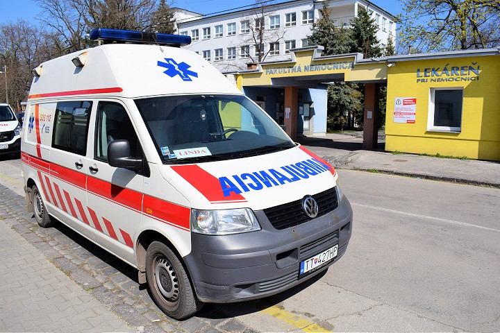 V trnavskej nemocnici sú traja pacienti s koronavírusom na pľúcnej ventilácii