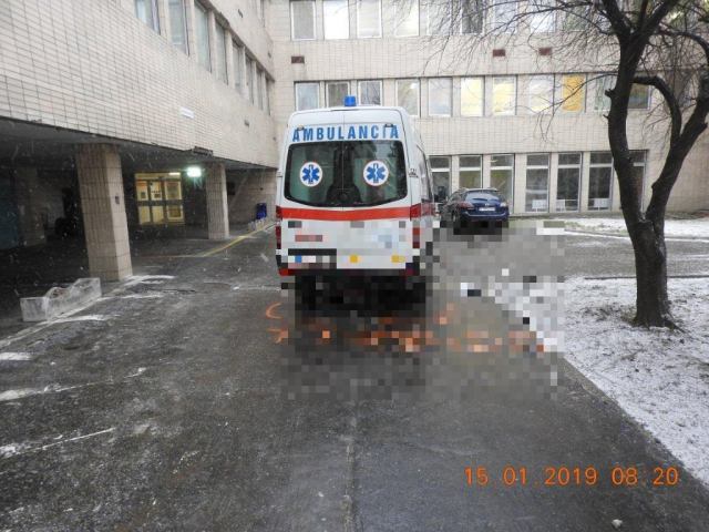 Nehoda v areáli trnavskej nemocnice, vodič sanitky pri cúvaní zrazil chodkyňu