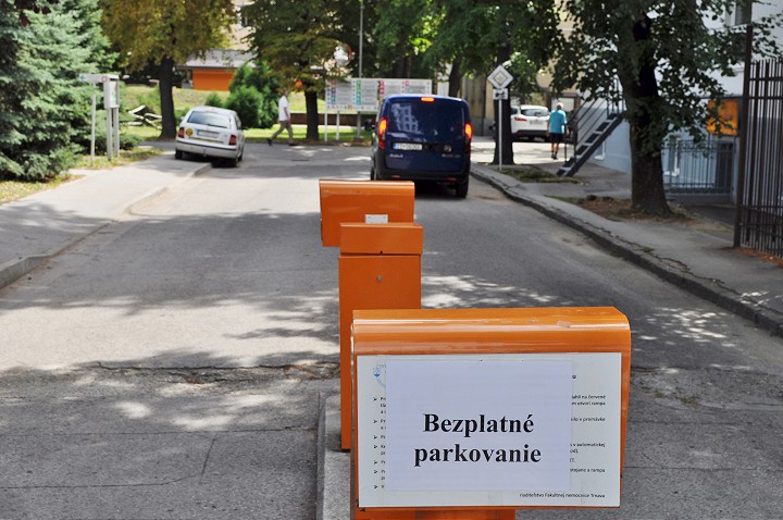 Parkovanie v nemocnici má byť aj po spoplatnení prvé štyri hodiny zdarma