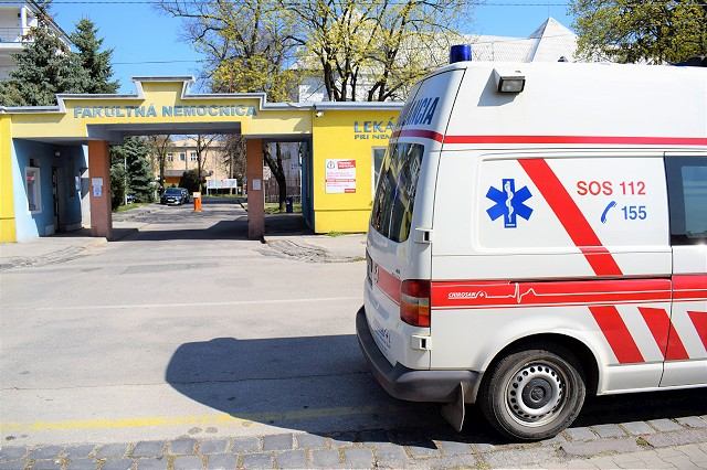 Na niektorých klinikách v trnavskej nemocnici zakázali návštevy