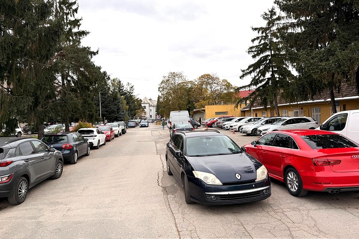 Situácia je neudržateľná, trnavská nemocnica mení podmienky parkovania v areáli
