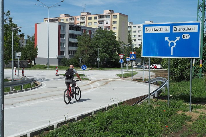 Okružná križovatka na Nerudovej ulici je hotová, dopravu obnovia koncom týždňa