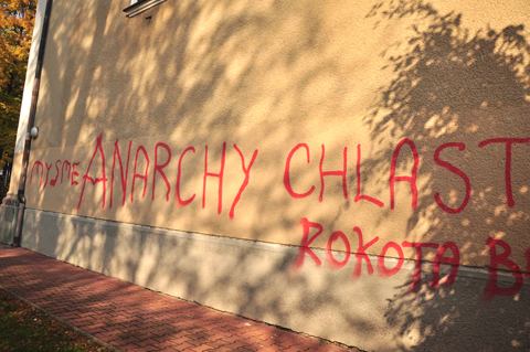 VULGARIZMY NA CINTORÍNE: Hulváti zneuctili kostol aj hroby