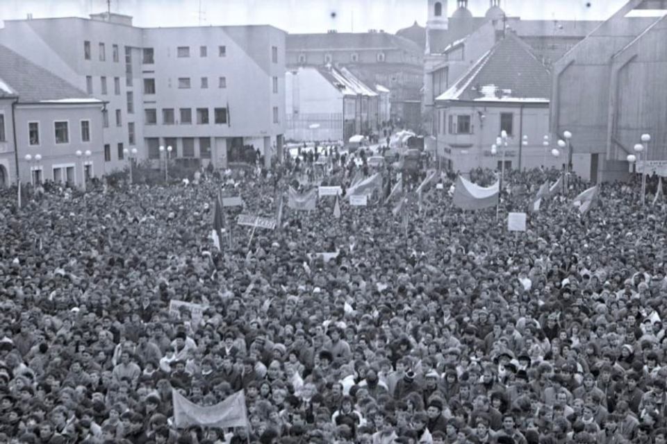 Viac ako 800 firiem, škôl a organizácií po celom Slovensku má 17. novembra voľno