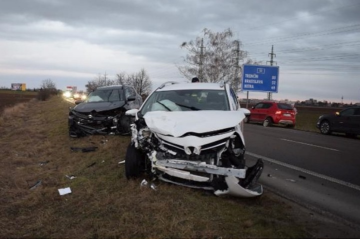 Na obchvate Trnavy sa zrazili tri autá, dvaja vodiči utrpeli zranenia
