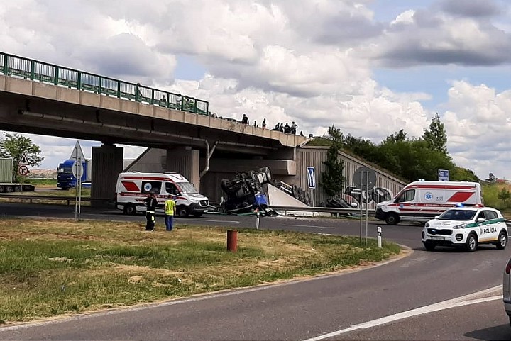 Hrozná nehoda na obchvate Trnavy, kamión aj osobné auto spadli z mosta