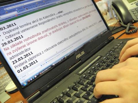 Ľudia riešia osobné problémy na obecnom fóre. Urážky, osočovanie, nadávky sú na dennom poriadku