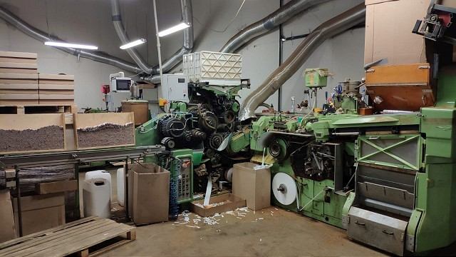 Vo Veľkých Kostoľanoch odhalili fabriku na nelegálnu výrobu cigariet