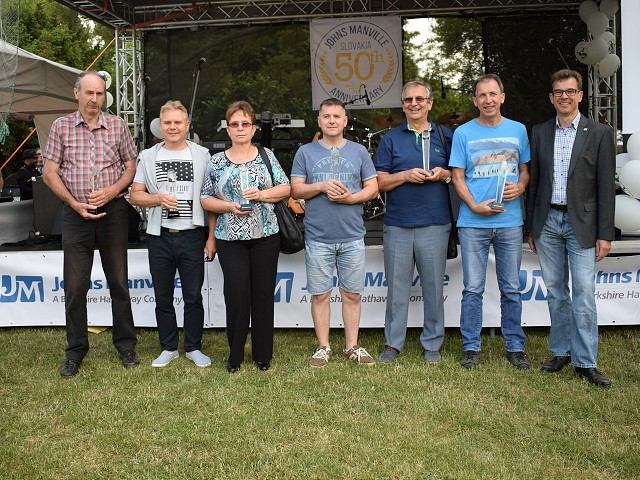 Johns Manville oslávil výročie firmy s dvoma tisíckami ľudí, ocenil verných zamestnancov