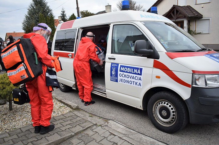Očkovanie v teréne: Prvú vakcínu dala mobilná jednotka obvodnej lekárke
