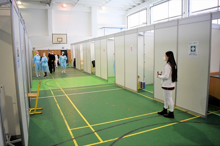 Očkovanie v župných centrách bude v sobotu, ľudí žiadajú o registráciu