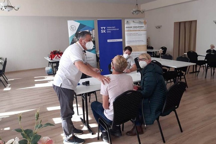 Trnavský samosprávny kraj spustil očkovanie na stredných školách