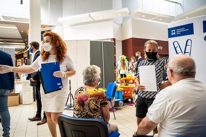 Očkovanie pokračuje aj tento týždeň: Zapojí sa aj Tesco, na Pfizer do Piešťan