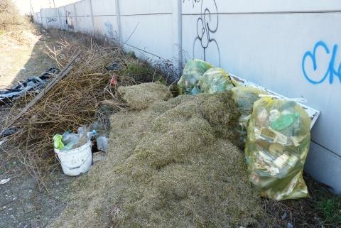 Hľadá sa neznámy bordelár! Na odpratanie odpadu sa zložíme všetci
