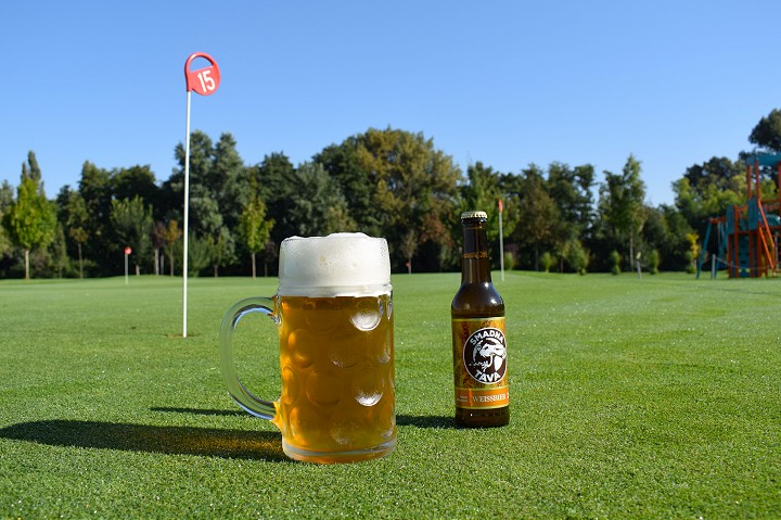 Litrové krígle piva i bavorské špeciality: Golfisti robia v Trnave Októberfest