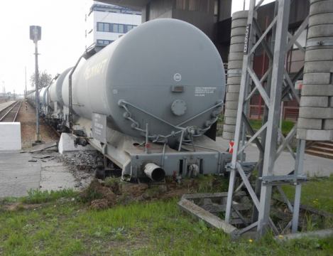Vypaľovanie porastov nemá konca, hasiči sa nezastavia