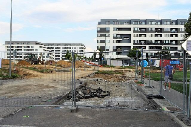 Polopodzemné kontajnery na Olympijskej demontovali, zavadzali križovatke