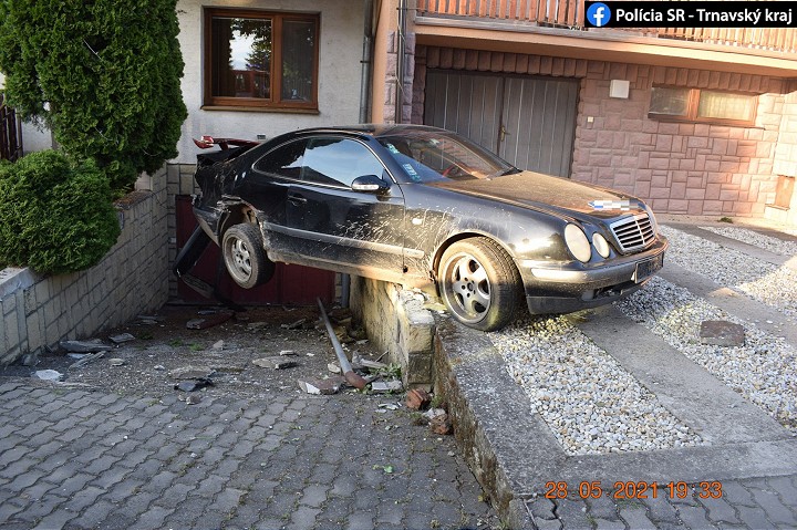 Opitý Ukrajinec rozbil v Jaslovských Bohuniciach tri autá a plynovú prípojku