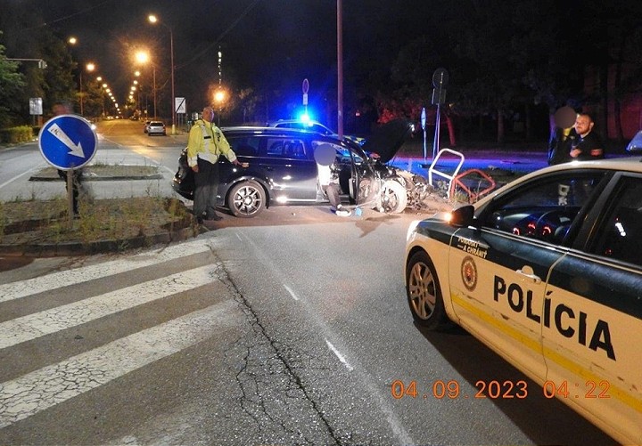 Rušno pred školou na Bottovej ulici v Trnave, mladá vodička zlikvidovala zábradlie