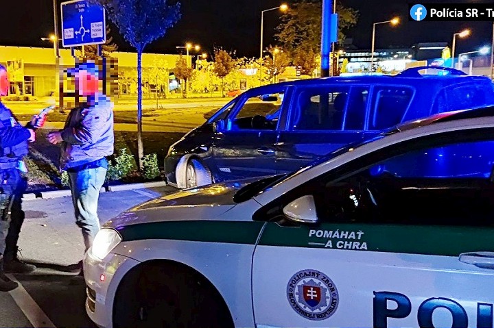 Policajti zastavili na Trstínskej ulici to isté auto dvakrát, vodič vždy nafúkal