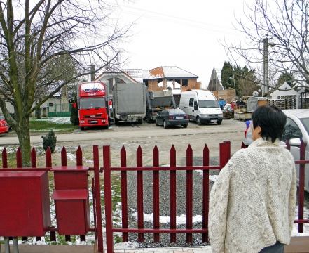 Dvor obsadili kamióny