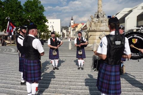 VIDEO: Nemeckí muzikanti to roztočili v škótskych kiltoch