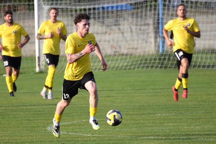 Futbal, 8. liga A: Biely Kostol ide za postupom, Modranka ovládla derby so Sláviou