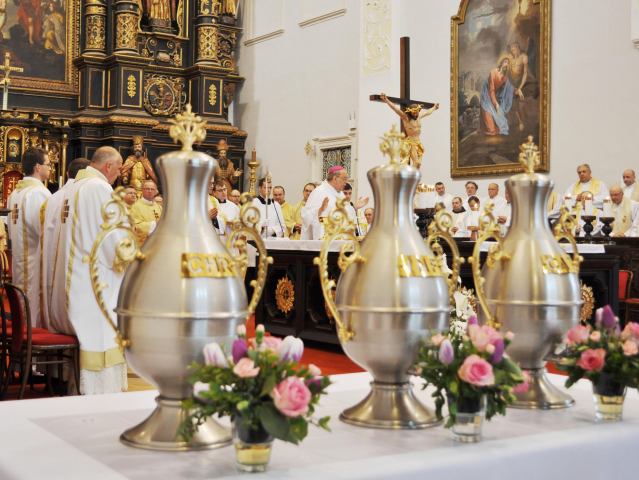 Orosch posvätil oleje, prekáža mu kritika iba niektorých agentov ŠtB