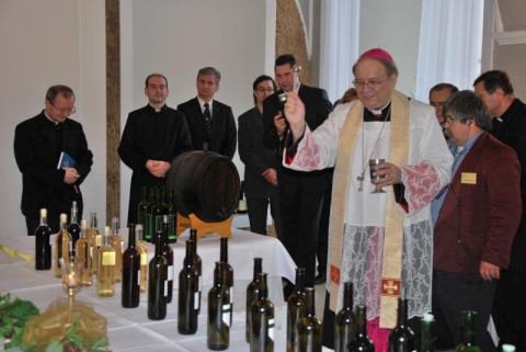 Mladé vína z vlaňajšej úrody dostali biskupské požehnanie